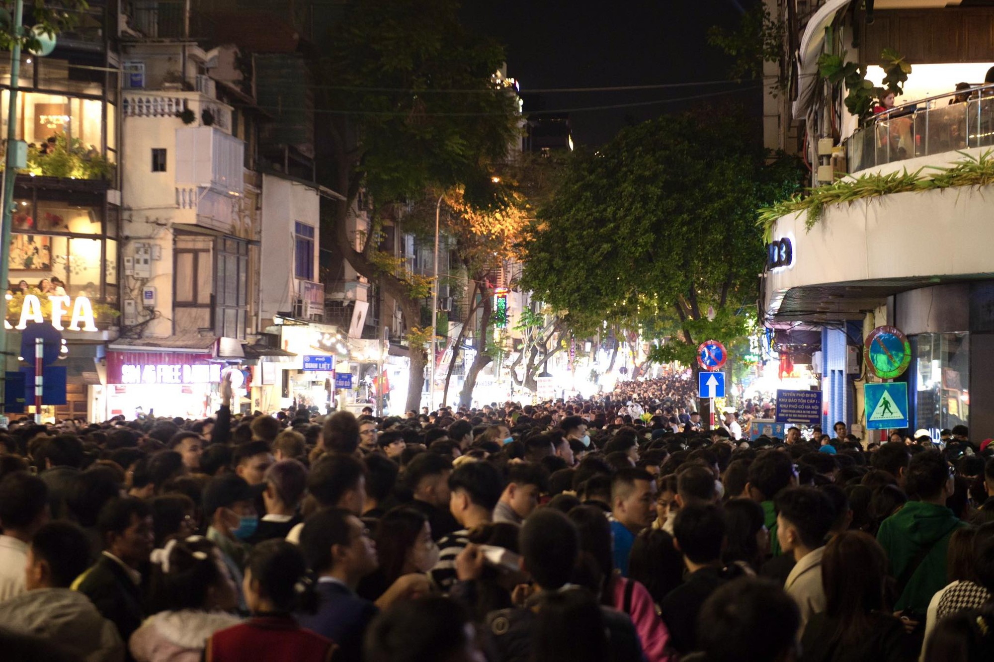 Hình ảnh nhìn đã thấy ngộp thở: Hàng nghìn người nhích từng chút ở phố đi bộ Hà Nội chờ giao thừa- Ảnh 10.