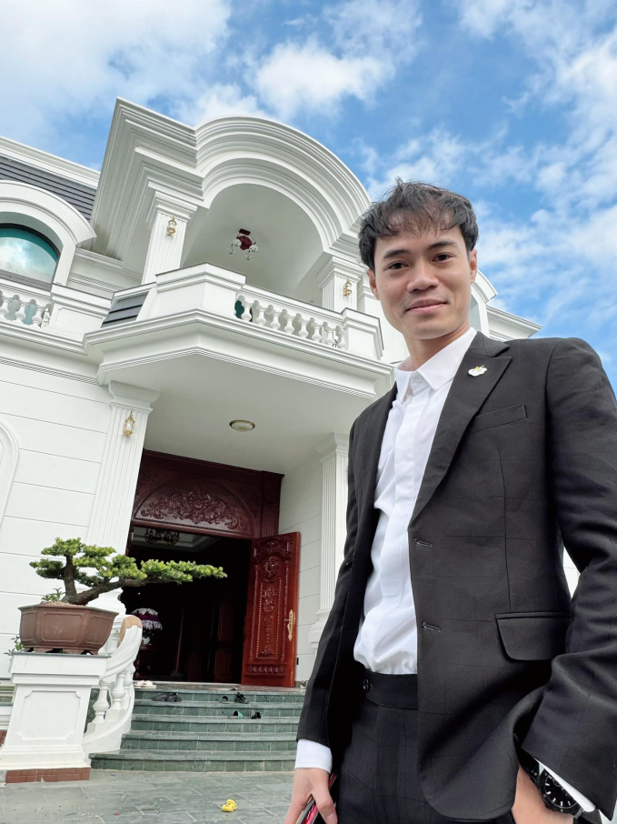 Chủ tịch Văn Toàn diện vest bảnh bao đứng bên biệt thự ở quê nhìn lại năm 2023, có tất cả nhưng lại thiếu điều này