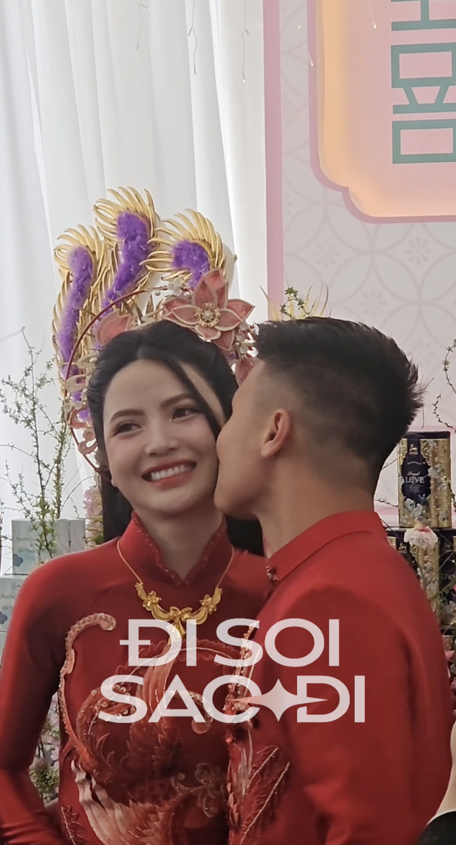 Chu Thanh Huyền ngại ngùng khi được Quang Hải thơm má giữa đám hỏi, netizen thích thú chứng kiến lần đầu tiên đặc biệt- Ảnh 5. Chu Thanh Huyền ngại ngùng khi được Quang Hải thơm má giữa đám hỏi, netizen thích thú chứng kiến lần đầu tiên đặc biệt- Ảnh 5.