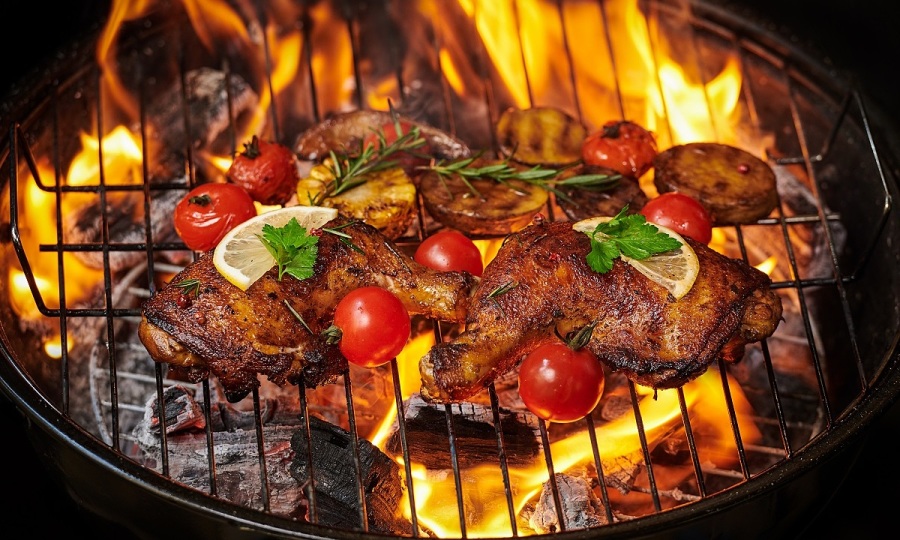 Tết n&agrave;y th&iacute;ch ăn đồ chi&ecirc;n, nướng, l&agrave;m thế n&agrave;o để giảm thiểu t&aacute;c hại cho cơ thể v&agrave; l&agrave;n da?- Ảnh 1.