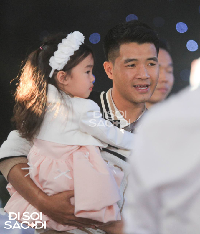 Cận cảnh siêu xe 10 tỷ được Quang Hải dùng để đón Chu Thanh Huyền về dinh- Ảnh 6.