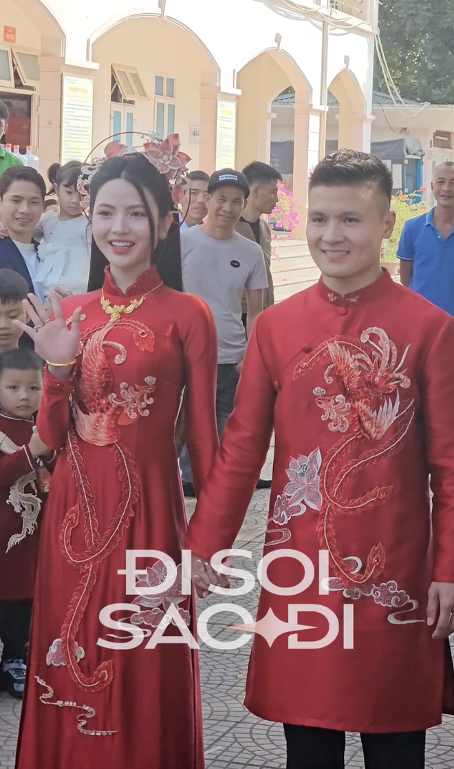 Chu Thanh Huyền ngại ngùng khi được Quang Hải thơm má giữa đám hỏi, netizen thích thú chứng kiến lần đầu tiên đặc biệt- Ảnh 4. Chu Thanh Huyền ngại ngùng khi được Quang Hải thơm má giữa đám hỏi, netizen thích thú chứng kiến lần đầu tiên đặc biệt- Ảnh 4.