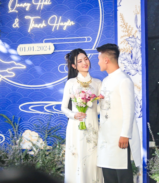 Quang Hải đỡ Chu Thanh Huyền lên bậc, công khai hôn vợ trước họ hàng, tình tứ thế này ai còn đồn thờ ơ?- Ảnh 9. Quang Hải đỡ Chu Thanh Huyền lên bậc, công khai hôn vợ trước họ hàng, tình tứ thế này ai còn đồn thờ ơ?- Ảnh 9.