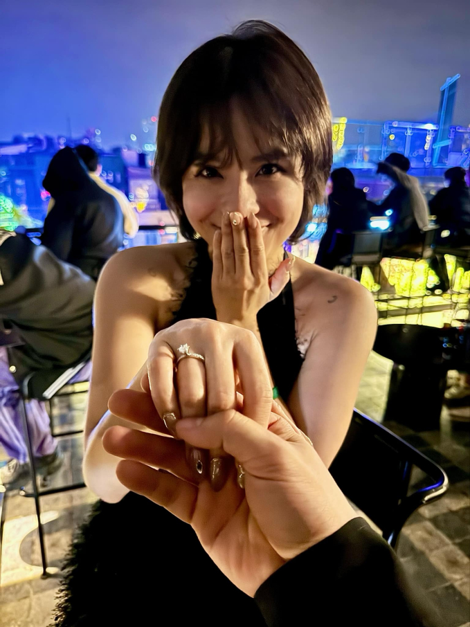 Hot: Thái Trinh bất ngờ khoe nhẫn cầu hôn, mở bát "chốt đơn" Vbiz năm 2024- Ảnh 1. Hot: Thái Trinh bất ngờ khoe nhẫn cầu hôn, mở bát "chốt đơn" Vbiz năm 2024- Ảnh 1.