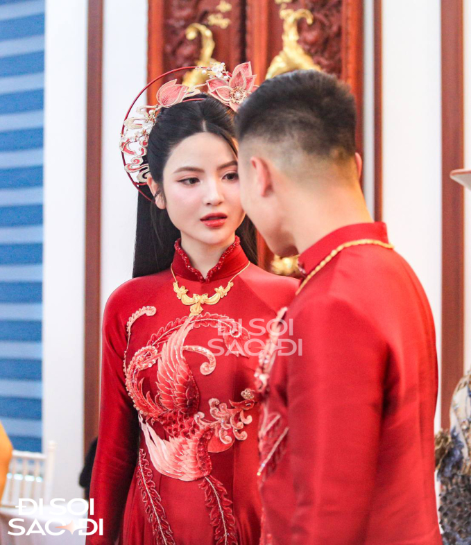 Quang Hải rạng rỡ nhận vàng từ mẹ Chu Thanh Huyền, hạnh phúc bên cạnh vợ sắp cưới- Ảnh 5. Quang Hải rạng rỡ nhận vàng từ mẹ Chu Thanh Huyền, hạnh phúc bên cạnh vợ sắp cưới- Ảnh 5.