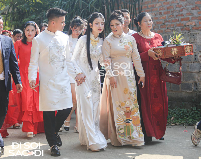 Chu Thanh Huyền nắm chặt tay Quang Hải trong ngày trọng đại, có hành động "điểm 10" khi đứng cạnh mẹ chồng tương lai- Ảnh 5. Chu Thanh Huyền nắm chặt tay Quang Hải trong ngày trọng đại, có hành động "điểm 10" khi đứng cạnh mẹ chồng tương lai- Ảnh 5.