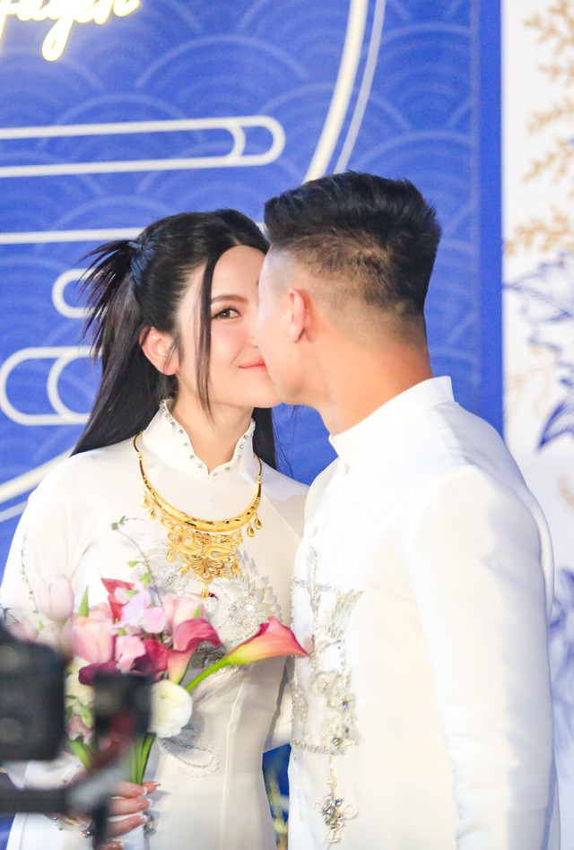Quang Hải đỡ Chu Thanh Huyền lên bậc, công khai hôn vợ trước họ hàng, tình tứ thế này ai còn đồn thờ ơ?- Ảnh 8. Quang Hải đỡ Chu Thanh Huyền lên bậc, công khai hôn vợ trước họ hàng, tình tứ thế này ai còn đồn thờ ơ?- Ảnh 8.