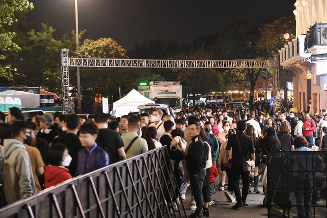 Hình ảnh nhìn đã thấy ngộp thở: Hàng nghìn người nhích từng chút ở phố đi bộ Hà Nội chờ giao thừa- Ảnh 7. Hình ảnh nhìn đã thấy ngộp thở: Hàng nghìn người nhích từng chút ở phố đi bộ Hà Nội chờ giao thừa- Ảnh 7.