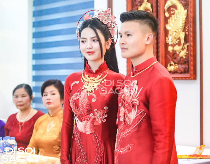 Quang Hải rạng rỡ nhận vàng từ mẹ Chu Thanh Huyền, hạnh phúc bên cạnh vợ sắp cưới- Ảnh 4. Quang Hải rạng rỡ nhận vàng từ mẹ Chu Thanh Huyền, hạnh phúc bên cạnh vợ sắp cưới- Ảnh 4.