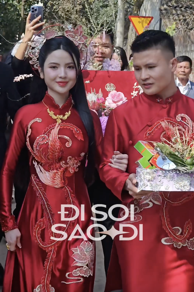 Chu Thanh Huyền ngại ngùng khi được Quang Hải thơm má giữa đám hỏi, netizen thích thú chứng kiến lần đầu tiên đặc biệt- Ảnh 2. Chu Thanh Huyền ngại ngùng khi được Quang Hải thơm má giữa đám hỏi, netizen thích thú chứng kiến lần đầu tiên đặc biệt- Ảnh 2.