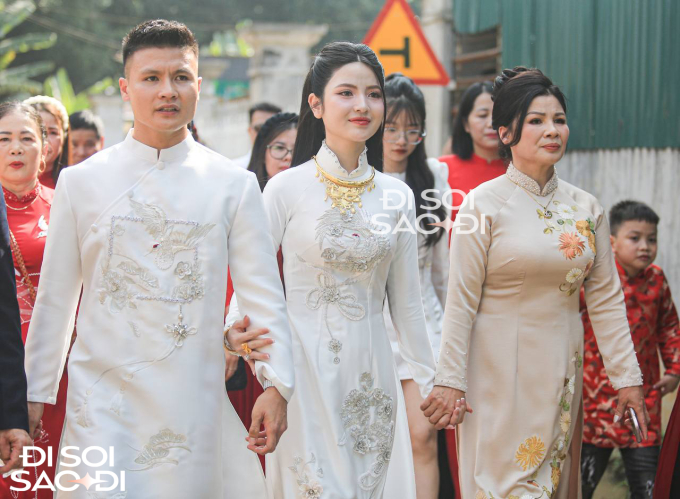Chu Thanh Huyền nắm chặt tay Quang Hải trong ngày trọng đại, có hành động "điểm 10" khi đứng cạnh mẹ chồng tương lai- Ảnh 4.