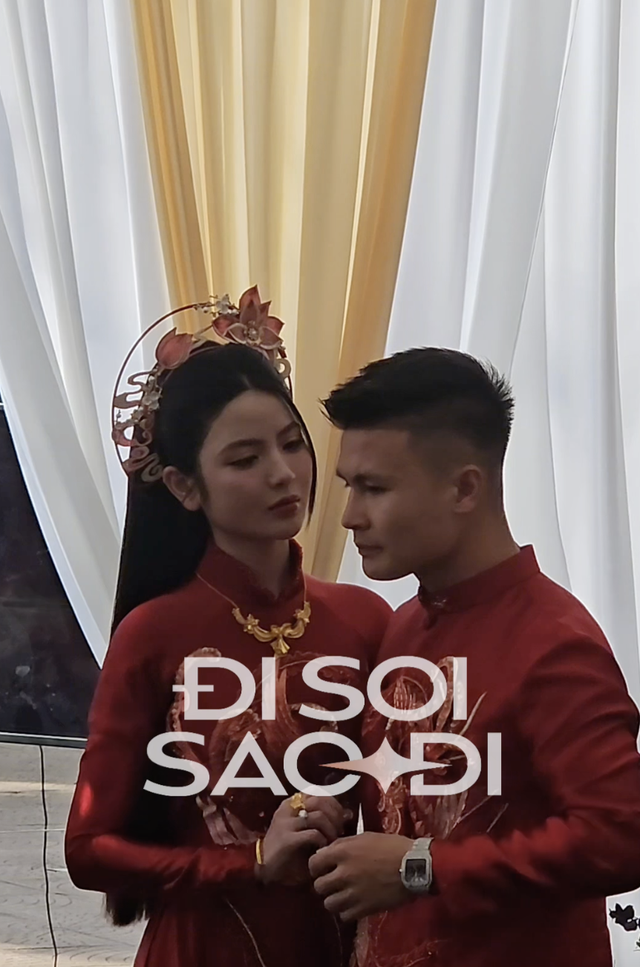 Chu Thanh Huyền ngại ngùng khi được Quang Hải thơm má giữa đám hỏi, netizen thích thú chứng kiến lần đầu tiên đặc biệt- Ảnh 1. Chu Thanh Huyền ngại ngùng khi được Quang Hải thơm má giữa đám hỏi, netizen thích thú chứng kiến lần đầu tiên đặc biệt- Ảnh 1.