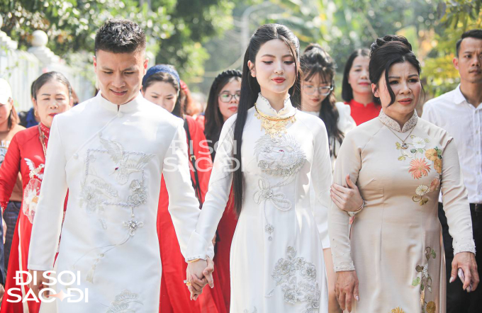 Chu Thanh Huyền nắm chặt tay Quang Hải trong ngày trọng đại, có hành động "điểm 10" khi đứng cạnh mẹ chồng tương lai- Ảnh 3.