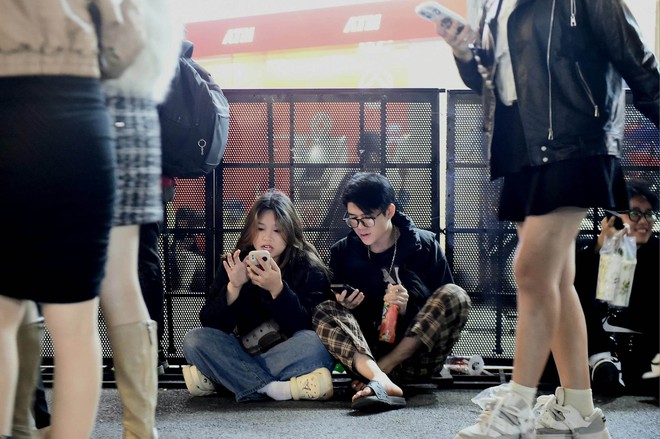 Hình ảnh nhìn đã thấy ngộp thở: Hàng nghìn người nhích từng chút ở phố đi bộ Hà Nội chờ giao thừa- Ảnh 5. Hình ảnh nhìn đã thấy ngộp thở: Hàng nghìn người nhích từng chút ở phố đi bộ Hà Nội chờ giao thừa- Ảnh 5.