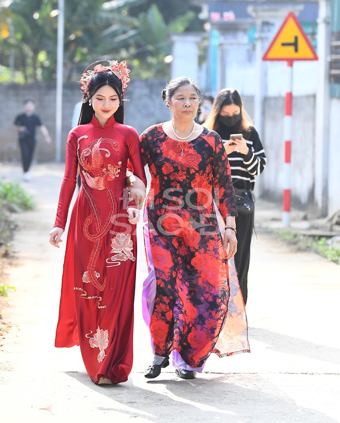 Cô dâu Chu Thanh Huyền xinh đẹp đằm thắm xuất hiện trước giờ ăn hỏi với Quang Hải- Ảnh 3. Cô dâu Chu Thanh Huyền xinh đẹp đằm thắm xuất hiện trước giờ ăn hỏi với Quang Hải- Ảnh 3.