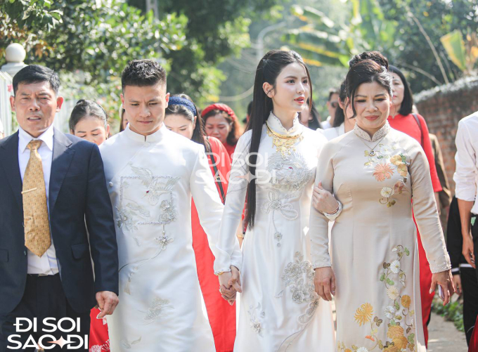 Chu Thanh Huyền nắm chặt tay Quang Hải trong ngày trọng đại, có hành động "điểm 10" khi đứng cạnh mẹ chồng tương lai- Ảnh 2. Chu Thanh Huyền nắm chặt tay Quang Hải trong ngày trọng đại, có hành động "điểm 10" khi đứng cạnh mẹ chồng tương lai- Ảnh 2.