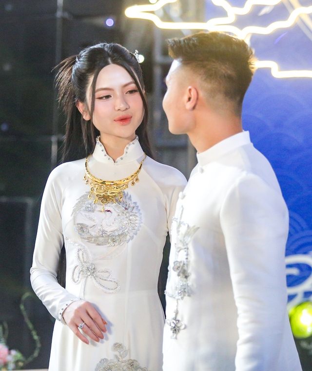 Quang Hải đỡ Chu Thanh Huyền lên bậc, công khai hôn vợ trước họ hàng, tình tứ thế này ai còn đồn thờ ơ?- Ảnh 5. Quang Hải đỡ Chu Thanh Huyền lên bậc, công khai hôn vợ trước họ hàng, tình tứ thế này ai còn đồn thờ ơ?- Ảnh 5.