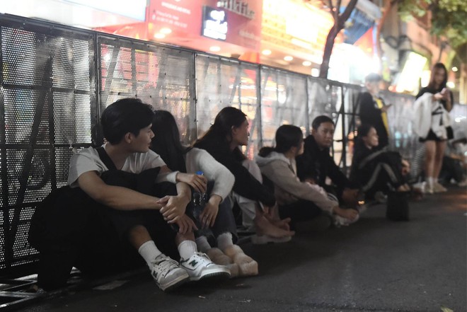 Hình ảnh nhìn đã thấy ngộp thở: Hàng nghìn người nhích từng chút ở phố đi bộ Hà Nội chờ giao thừa- Ảnh 4. Hình ảnh nhìn đã thấy ngộp thở: Hàng nghìn người nhích từng chút ở phố đi bộ Hà Nội chờ giao thừa- Ảnh 4.