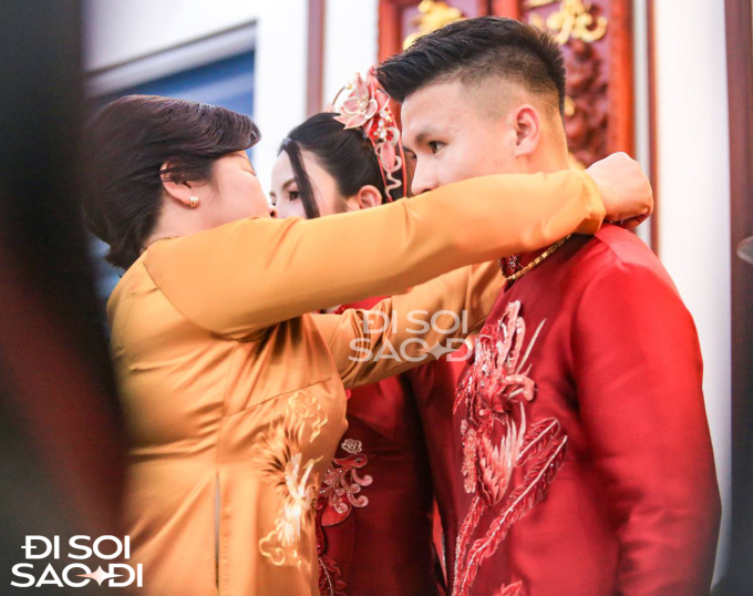 Quang Hải rạng rỡ nhận vàng từ mẹ Chu Thanh Huyền, hạnh phúc bên cạnh vợ sắp cưới- Ảnh 2. Quang Hải rạng rỡ nhận vàng từ mẹ Chu Thanh Huyền, hạnh phúc bên cạnh vợ sắp cưới- Ảnh 2.