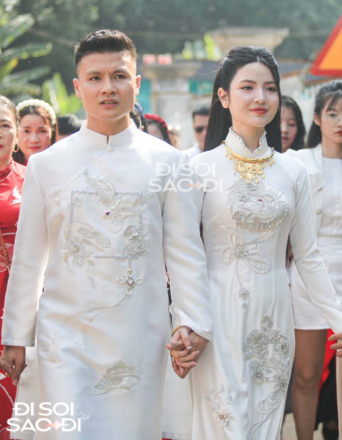 Chu Thanh Huyền nắm chặt tay Quang Hải trong ngày trọng đại, có hành động "điểm 10" khi đứng cạnh mẹ chồng tương lai- Ảnh 1.
