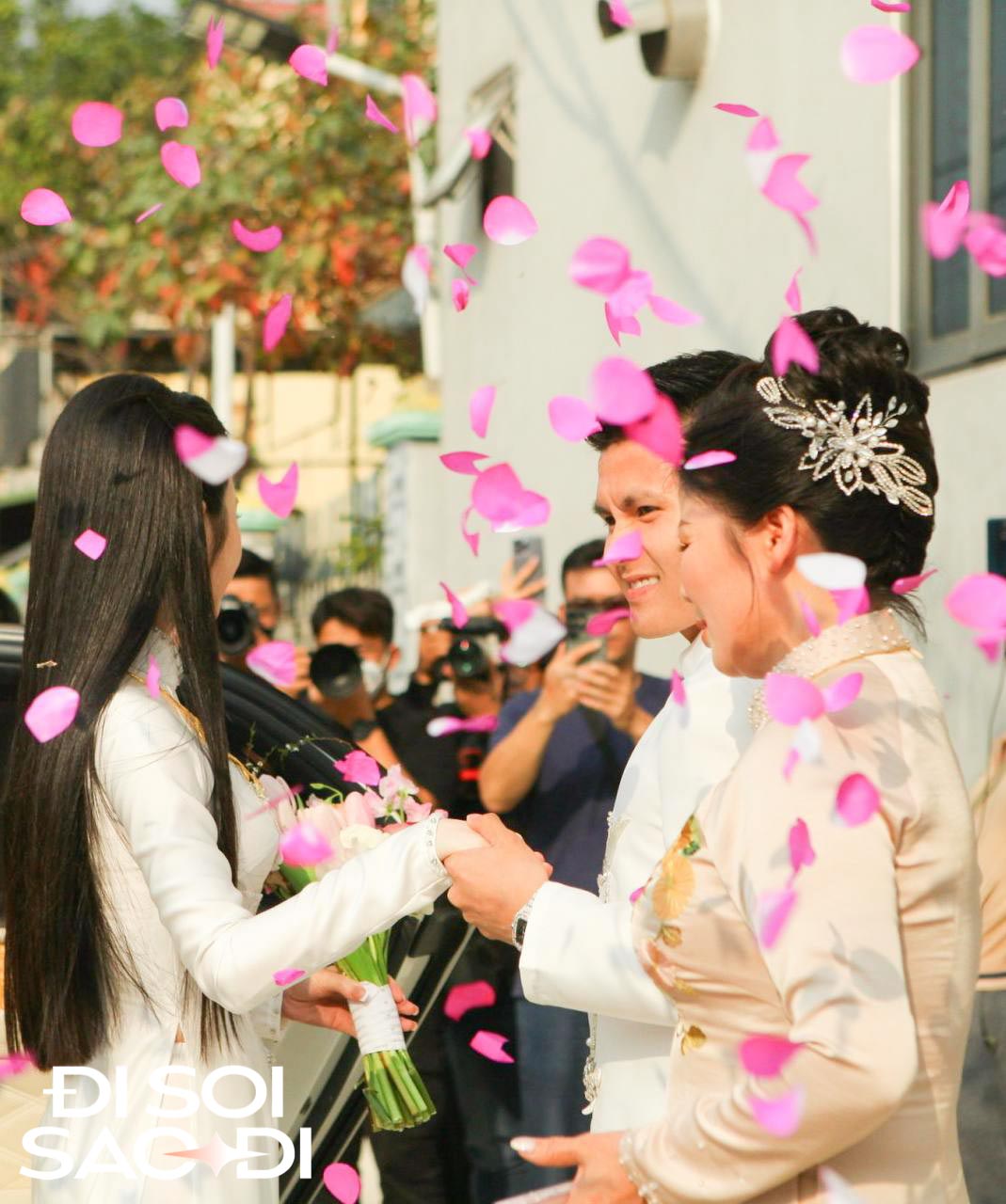 Khoảnh khắc đầu tiên Quang Hải đưa Chu Thanh Huyền về dinh, chăm sóc nàng từng chút dịu dàng- Ảnh 4. Khoảnh khắc đầu tiên Quang Hải đưa Chu Thanh Huyền về dinh, chăm sóc nàng từng chút dịu dàng- Ảnh 4.