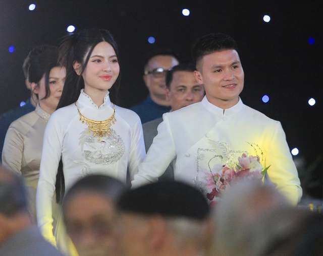 Quang Hải đỡ Chu Thanh Huyền lên bậc, công khai hôn vợ trước họ hàng, tình tứ thế này ai còn đồn thờ ơ?- Ảnh 3. Quang Hải đỡ Chu Thanh Huyền lên bậc, công khai hôn vợ trước họ hàng, tình tứ thế này ai còn đồn thờ ơ?- Ảnh 3.
