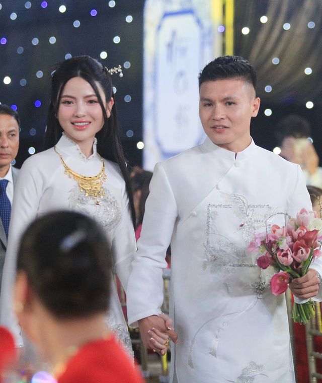 Quang Hải đỡ Chu Thanh Huyền lên bậc, công khai hôn vợ trước họ hàng, tình tứ thế này ai còn đồn thờ ơ?- Ảnh 2. Quang Hải đỡ Chu Thanh Huyền lên bậc, công khai hôn vợ trước họ hàng, tình tứ thế này ai còn đồn thờ ơ?- Ảnh 2.