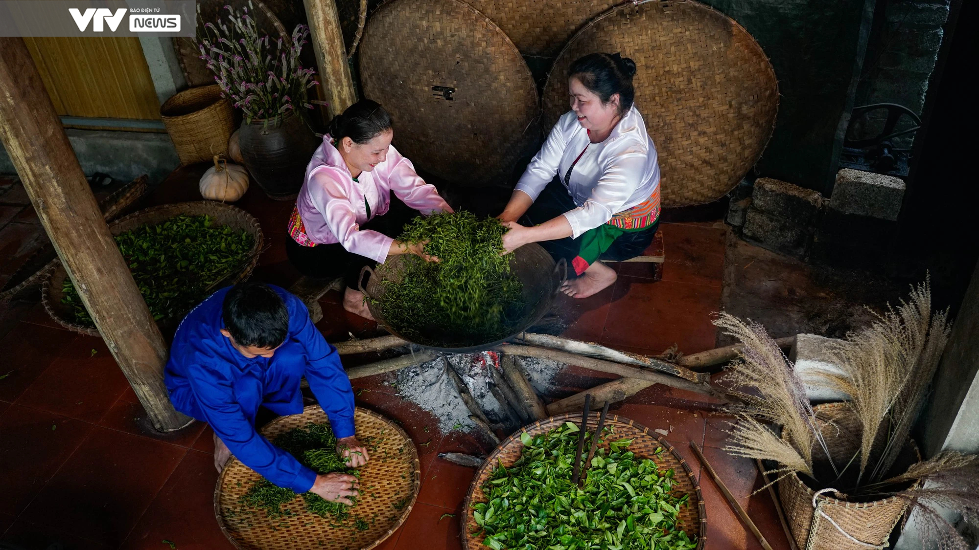 Cận cảnh quy tr&igrave;nh sản xuất "thủ c&ocirc;ng" ch&egrave; xanh Đinh B&aacute;t Ti&ecirc;n đặc sản Long Cốc (Ph&uacute; Thọ)- Ảnh 6.