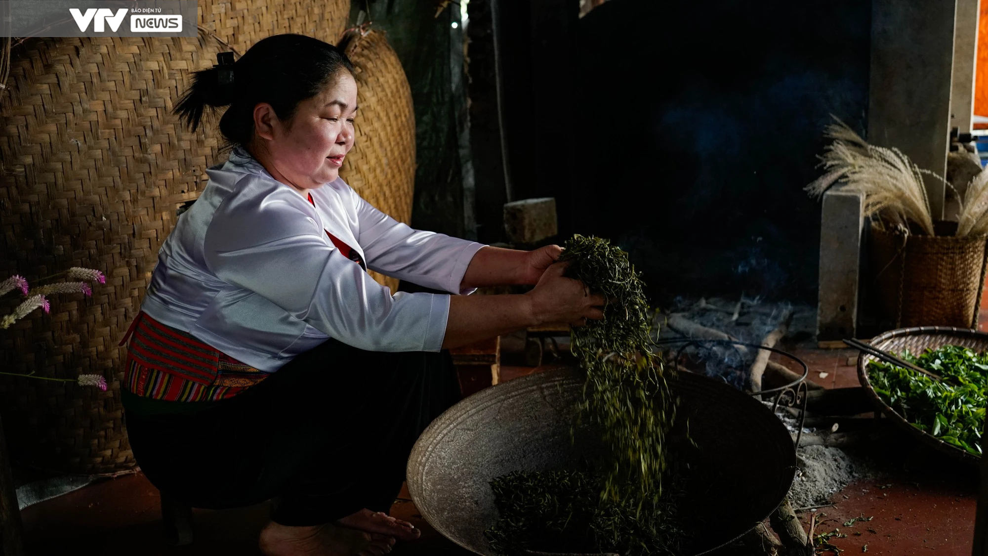 Cận cảnh quy tr&igrave;nh sản xuất "thủ c&ocirc;ng" ch&egrave; xanh Đinh B&aacute;t Ti&ecirc;n đặc sản Long Cốc (Ph&uacute; Thọ)- Ảnh 7.