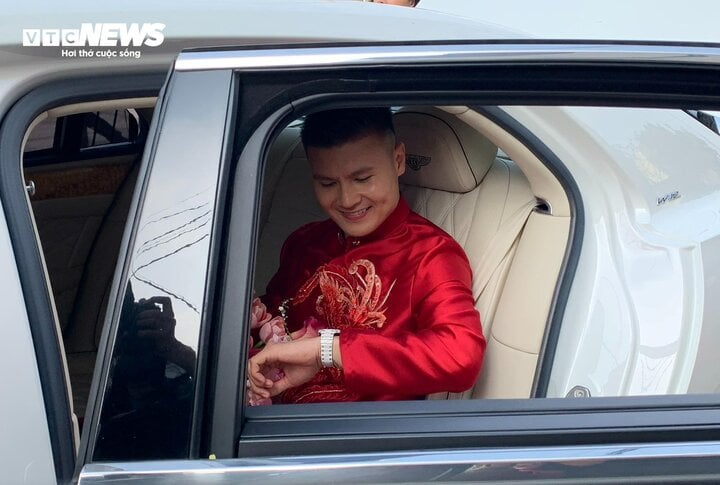 Mẹ Quang Hải thân mật nắm tay Chu Thanh Huyền trong lễ ăn hỏi- Ảnh 1.