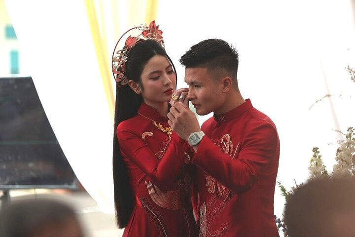 Mẹ Quang Hải thân mật nắm tay Chu Thanh Huyền trong lễ ăn hỏi- Ảnh 4.