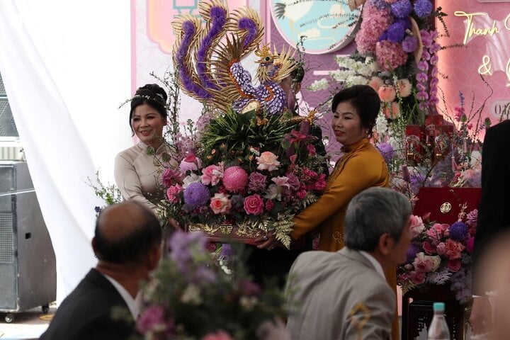 Mẹ Quang Hải thân mật nắm tay Chu Thanh Huyền trong lễ ăn hỏi- Ảnh 2.