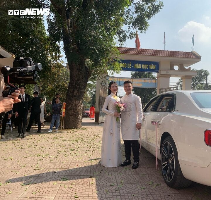 Mẹ Quang Hải thân mật nắm tay Chu Thanh Huyền trong lễ ăn hỏi- Ảnh 8.