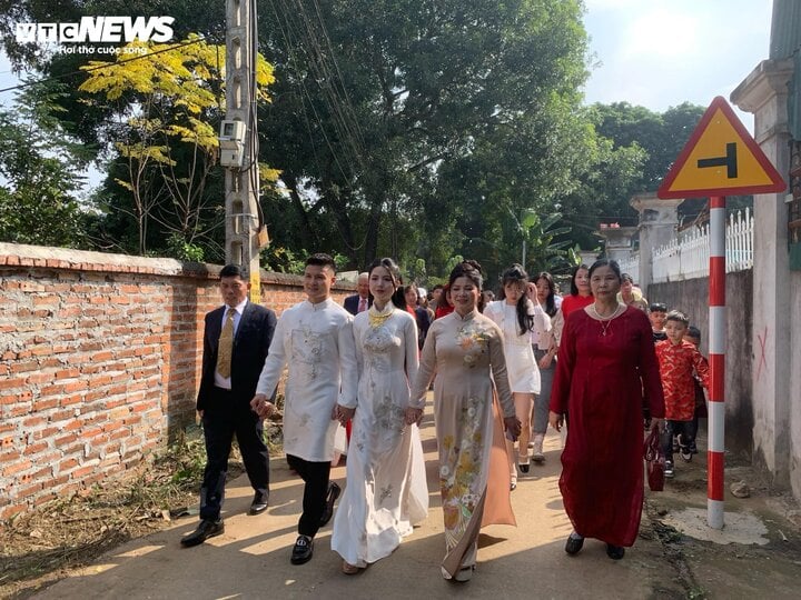 Mẹ Quang Hải thân mật nắm tay Chu Thanh Huyền trong lễ ăn hỏi- Ảnh 5.