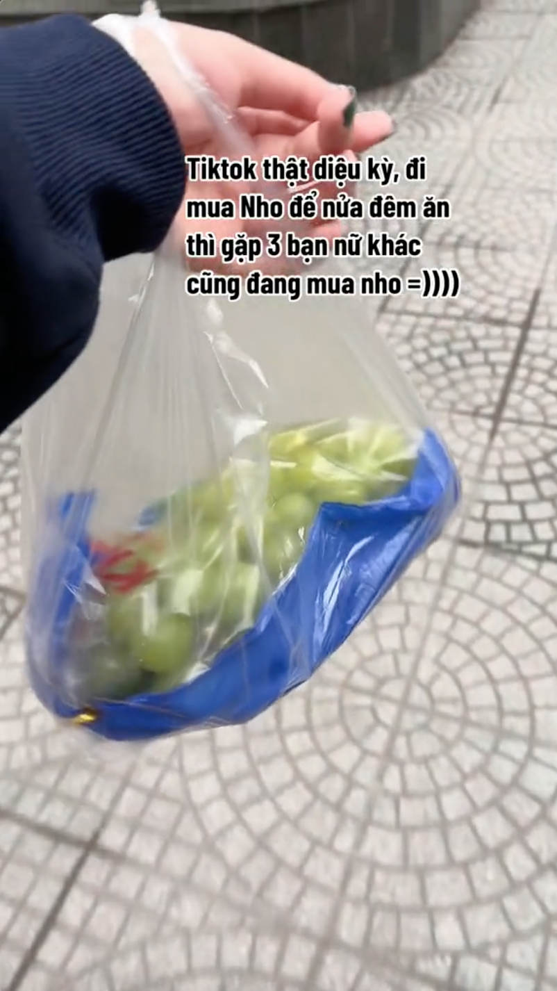 Trend hot nhất TikTok ngày đầu năm mới: Hội độc thân rủ nhau xuống gầm bàn ngồi ăn nho vì ý nghĩa đặc biệt- Ảnh 3.