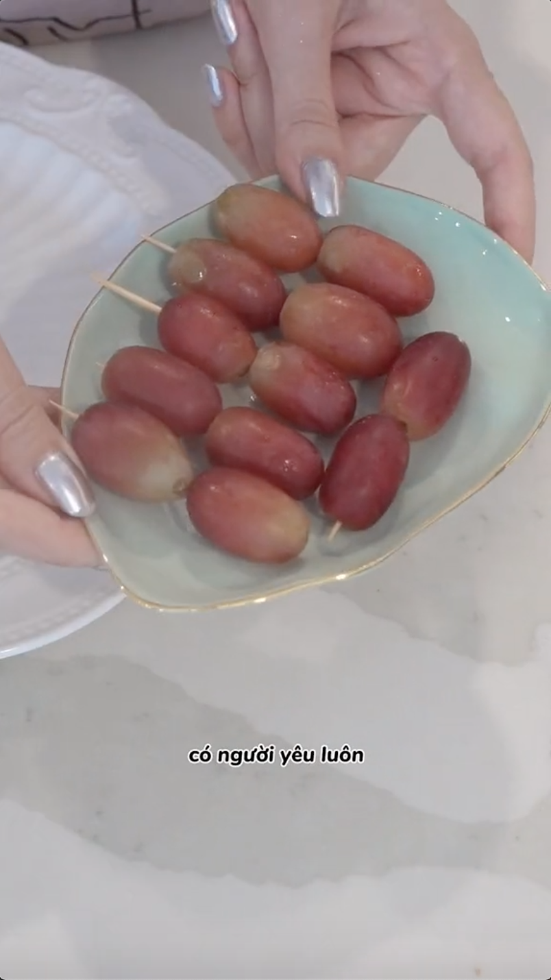 Trend hot nhất TikTok ngày đầu năm mới: Hội độc thân rủ nhau xuống gầm bàn ngồi ăn nho vì ý nghĩa đặc biệt- Ảnh 4.