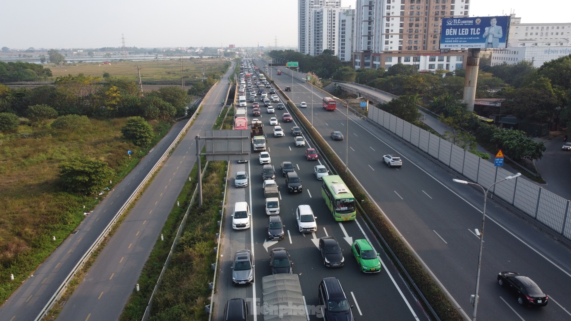 Ô tô ùn dài hàng cây số ở lối ra cao tốc Pháp Vân - Cầu Giẽ ngày cuối nghỉ lễ- Ảnh 14.