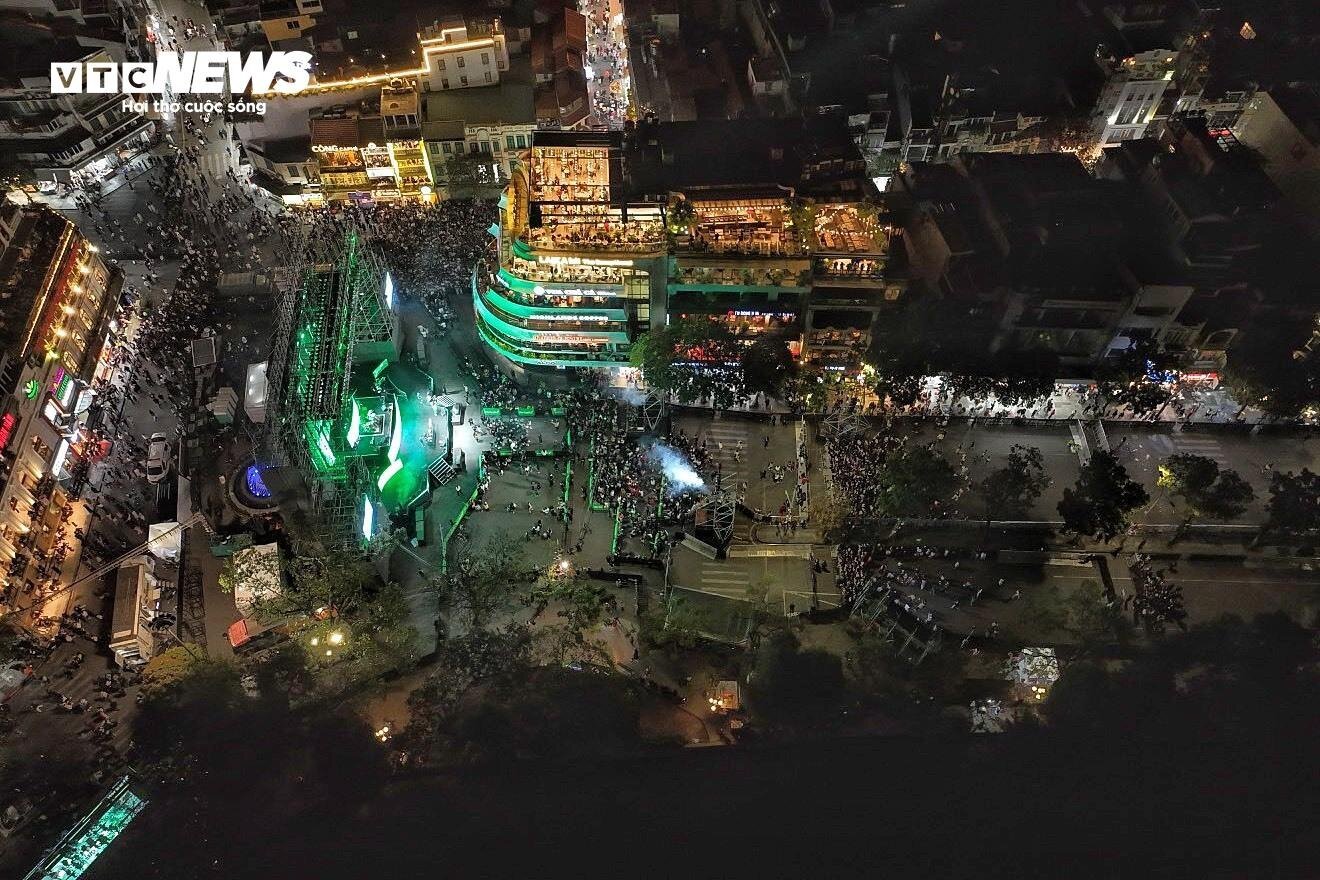 Phố đi bộ Hà Nội quá tải đêm Countdown, nhiều người kiệt sức ngồi la liệt vỉa hè- Ảnh 3.