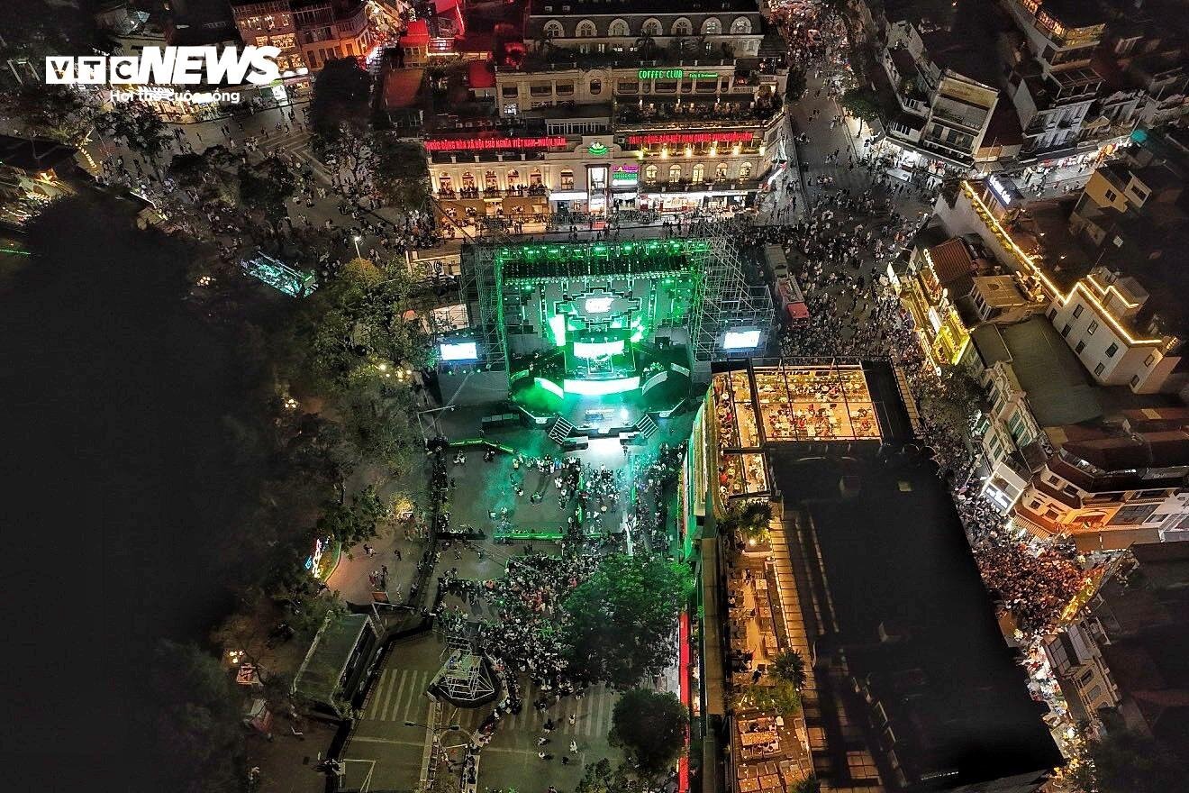 Phố đi bộ Hà Nội quá tải đêm Countdown, nhiều người kiệt sức ngồi la liệt vỉa hè- Ảnh 1.