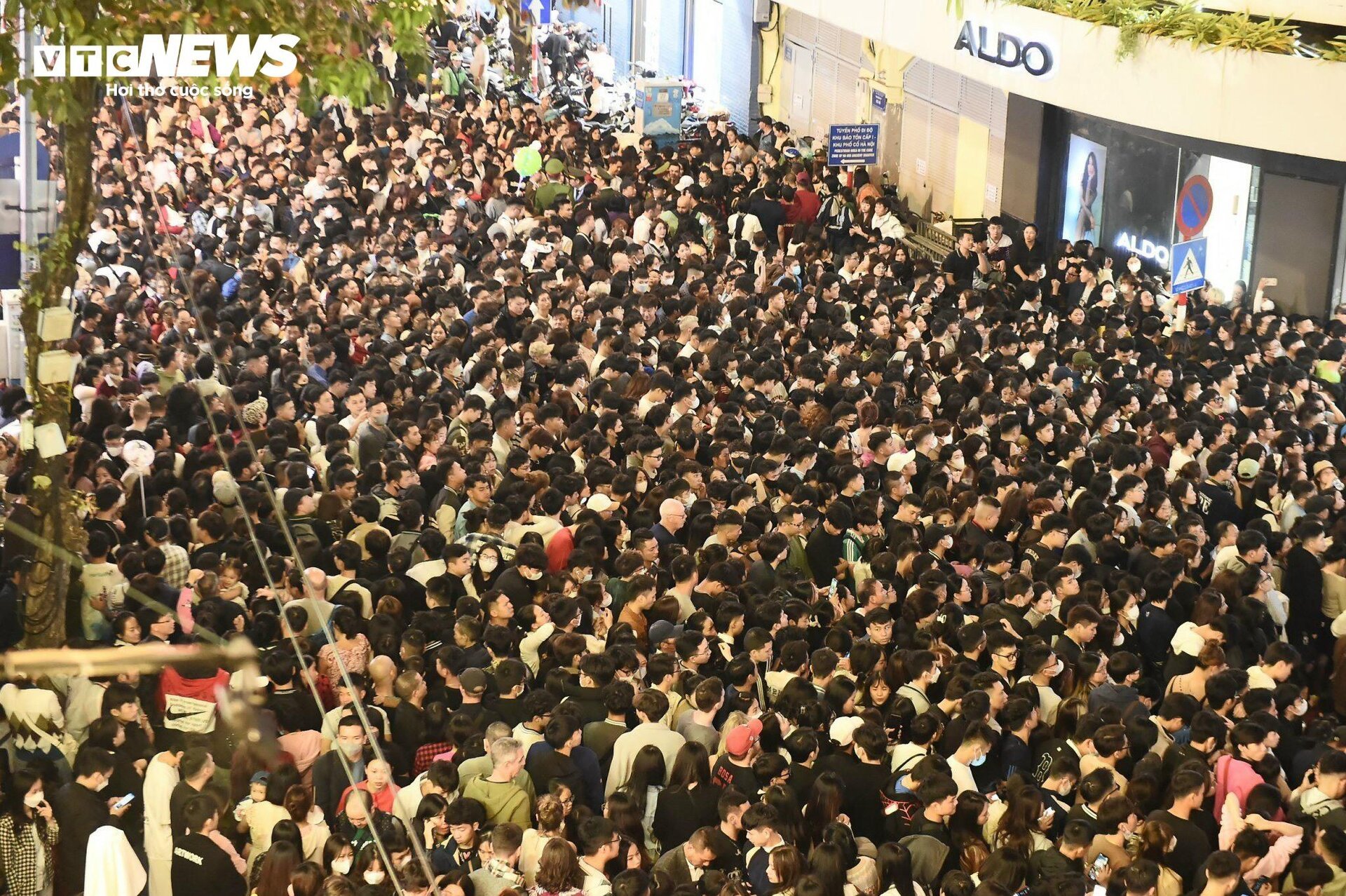 Phố đi bộ Hà Nội quá tải đêm Countdown, nhiều người kiệt sức ngồi la liệt vỉa hè- Ảnh 4.