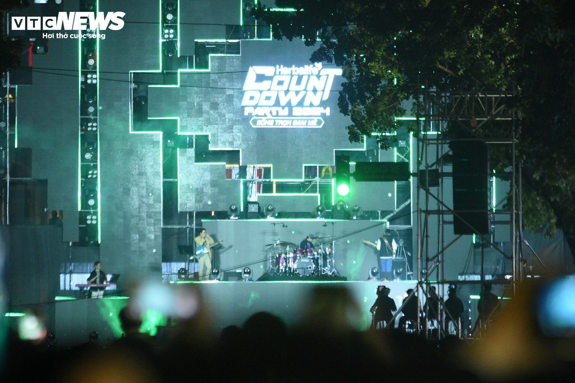 Phố đi bộ Hà Nội quá tải đêm Countdown, nhiều người kiệt sức ngồi la liệt vỉa hè- Ảnh 15.