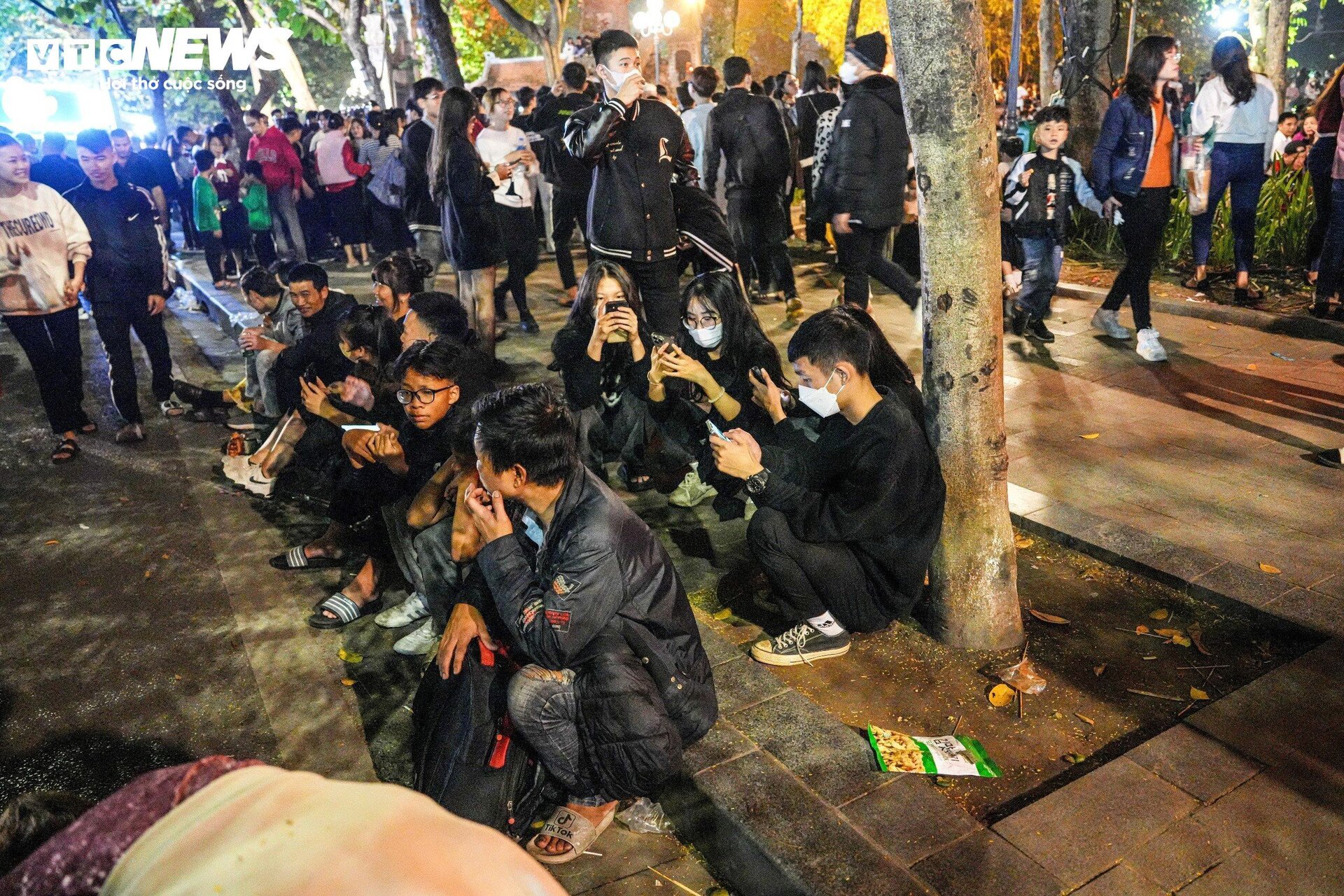 Phố đi bộ Hà Nội quá tải đêm Countdown, nhiều người kiệt sức ngồi la liệt vỉa hè- Ảnh 7.