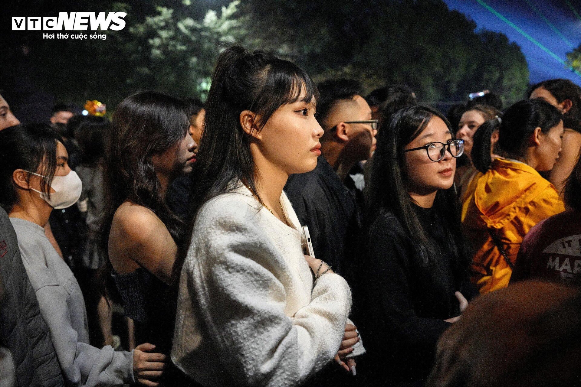 Phố đi bộ Hà Nội quá tải đêm Countdown, nhiều người kiệt sức ngồi la liệt vỉa hè- Ảnh 12.