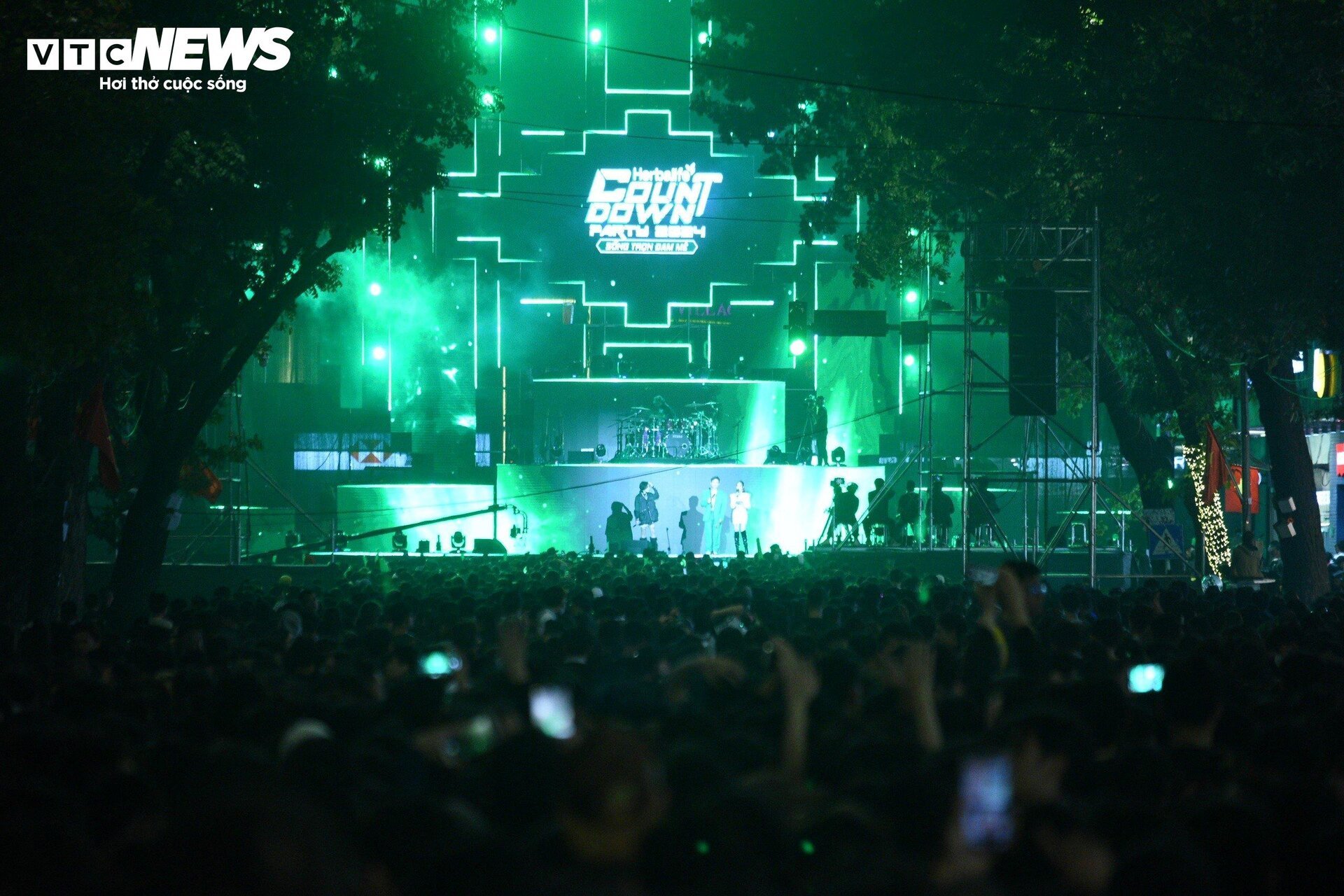 Phố đi bộ Hà Nội quá tải đêm Countdown, nhiều người kiệt sức ngồi la liệt vỉa hè- Ảnh 13.