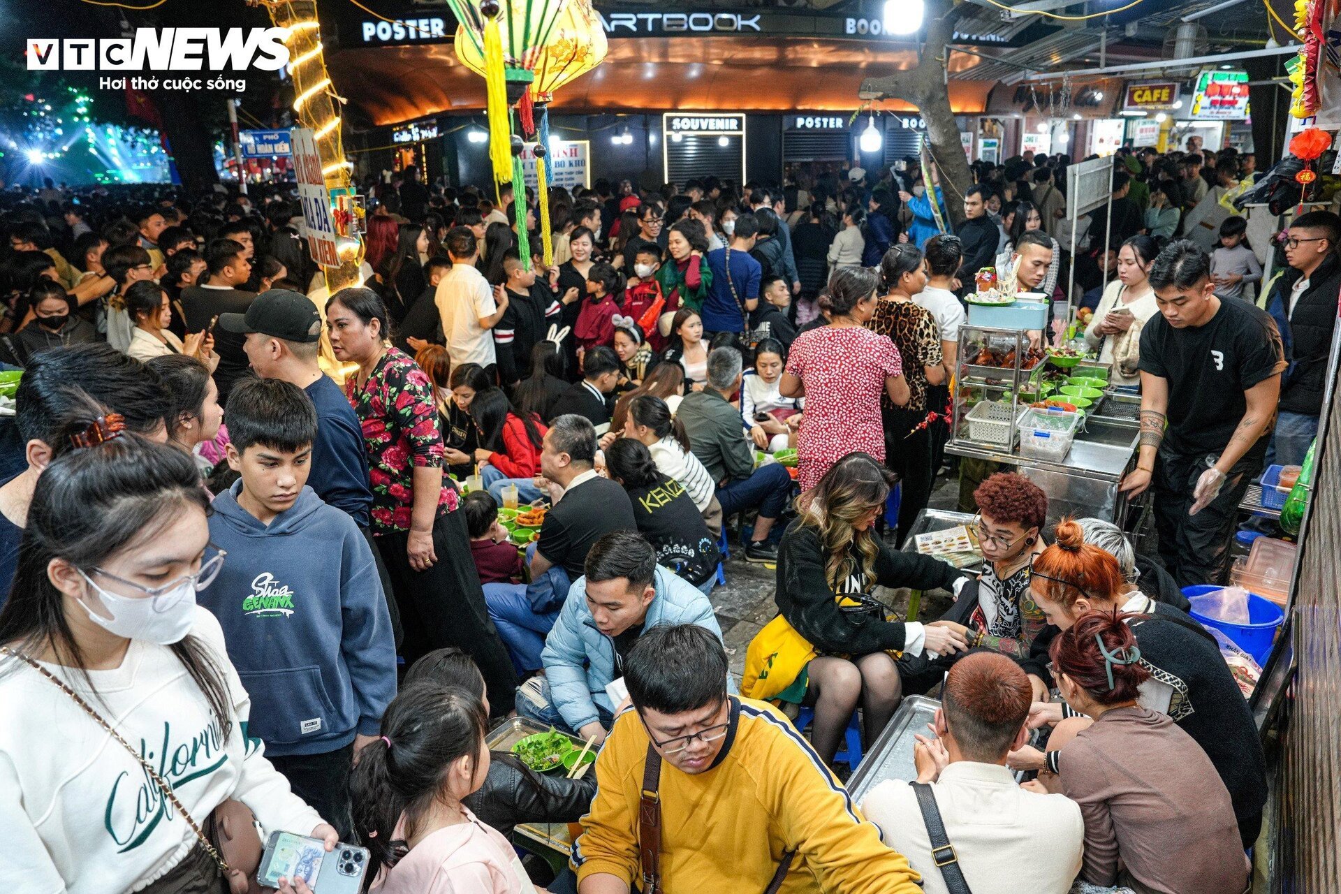 Phố đi bộ Hà Nội quá tải đêm Countdown, nhiều người kiệt sức ngồi la liệt vỉa hè- Ảnh 8.