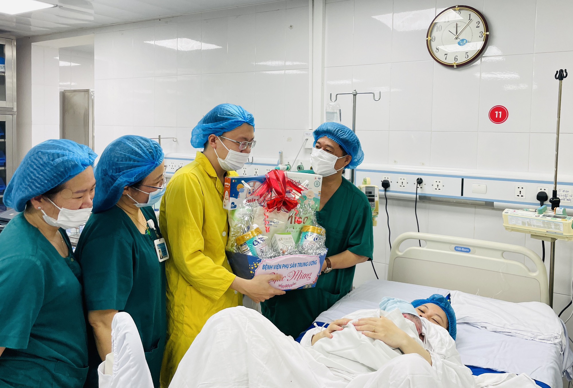 Người bố trẻ xúc động chứng kiến vợ "vượt cạn" lúc 0 giờ ngày 1-1-2024- Ảnh 2. Người bố trẻ xúc động chứng kiến vợ "vượt cạn" lúc 0 giờ ngày 1-1-2024- Ảnh 2.