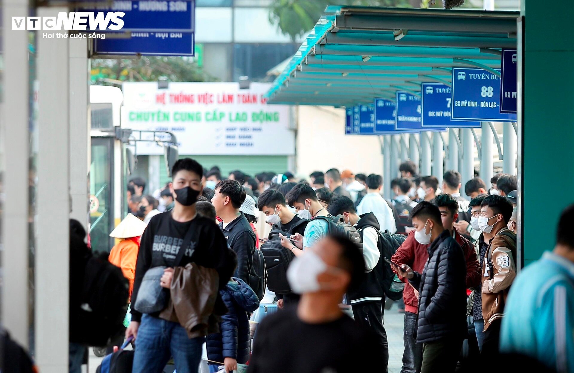 Người dân đội đầu quà quê, trở lại Hà Nội sau kỳ nghỉ lễ- Ảnh 9.