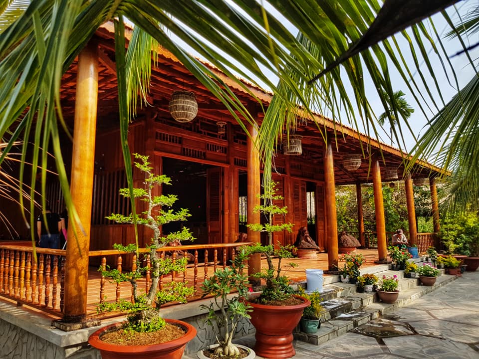Độc đáo ngôi nhà làm từ 4.000 cây dừa của vợ chồng "đại gia" miền Tây, cho khách ở qua đêm trải nghiệm nếp sống xưa- Ảnh 3.
