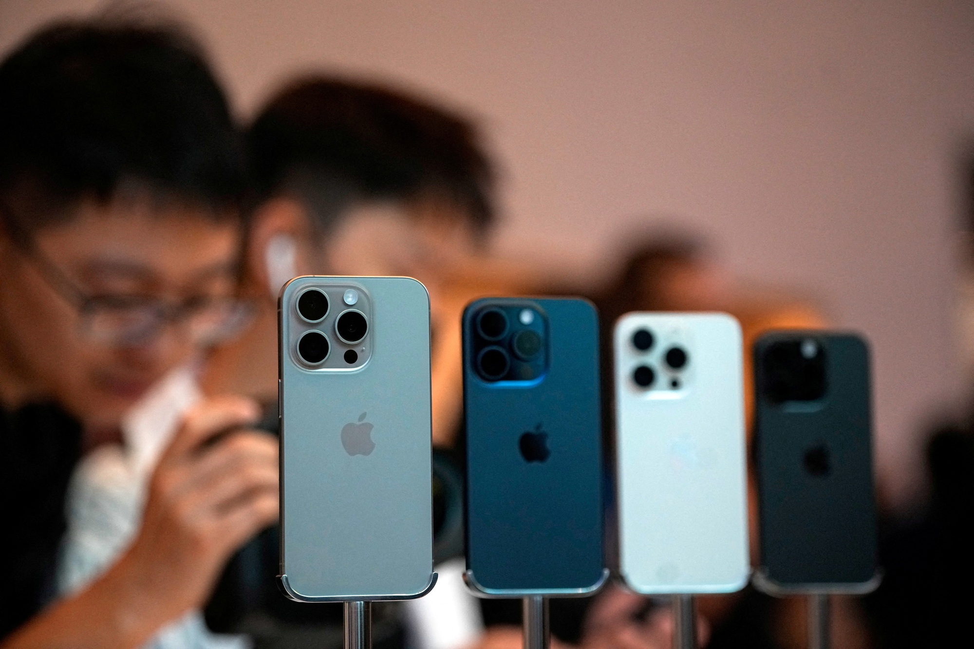 Doanh số iPhone sụt giảm mạnh ở Trung Quốc, Apple thêm khó khăn- Ảnh 1.