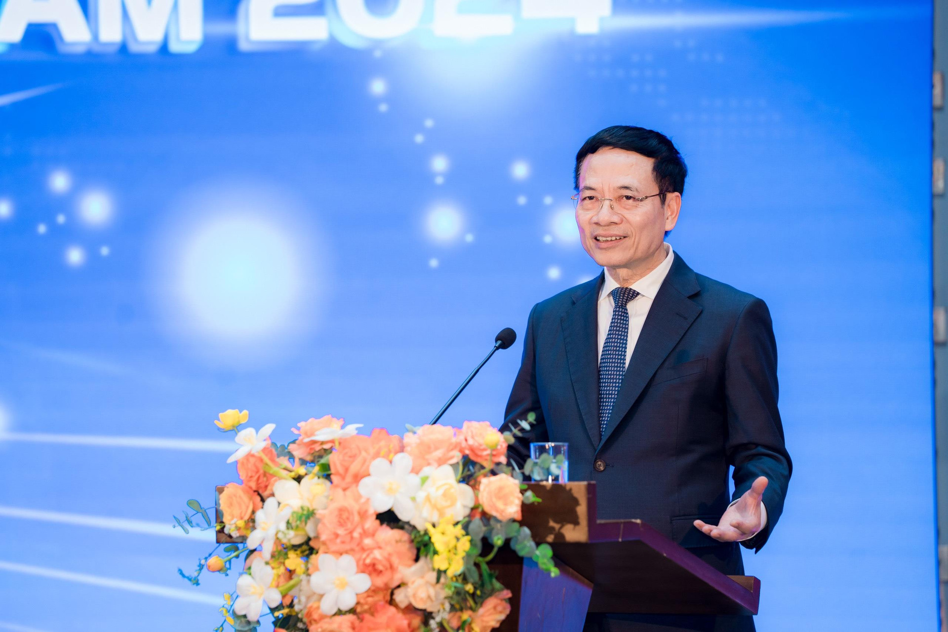 Bộ trưởng Nguyễn Mạnh Hùng: Đầu tư hạ tầng 100 triệu USD thì mất hết, 400 triệu USD cũng mất hết, nhưng đầu tư 1 tỷ USD thì sinh ra 2-3 tỷ USD, đó là bản chất của kinh doanh di động- Ảnh 1.